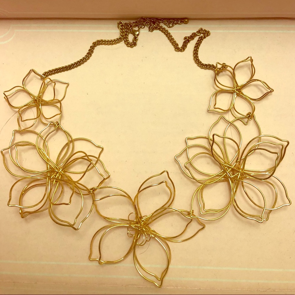 Gold flowers necklace